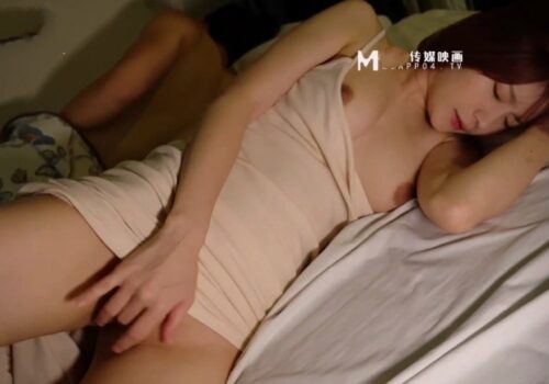 Bố chồng già vô tình nhìn thấy con dâu thủ dâm khi chồng say ngủ Bố chồng già vô tình nhìn thấy con dâu thủ dâm khi chồng say ngủ