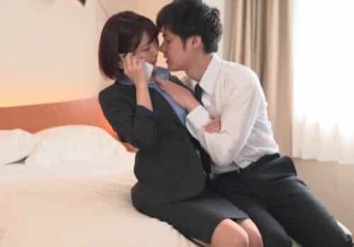 Nữ giám đốc trẻ gạ địt cậu nhân viên mới vào khi đang gọi cho chồng Nữ giám đốc trẻ gạ địt cậu nhân viên mới vào khi đang gọi cho chồng